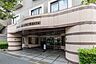 エントランス：株式会社大京アステージの建物管理。敷地には豊かな植栽が施されており良好な管理状態です。 
