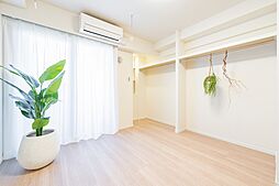 白を基調とした明るい空間で、在宅ワーク用デスクやコンパクトなベッドもすっきり配置できます。