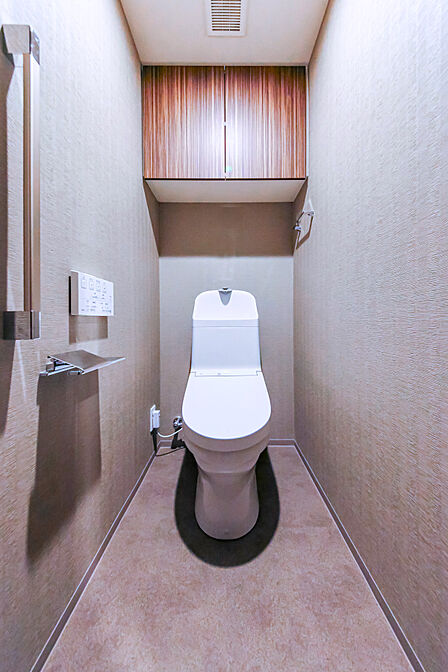 上部には収納が設置されているトイレです。