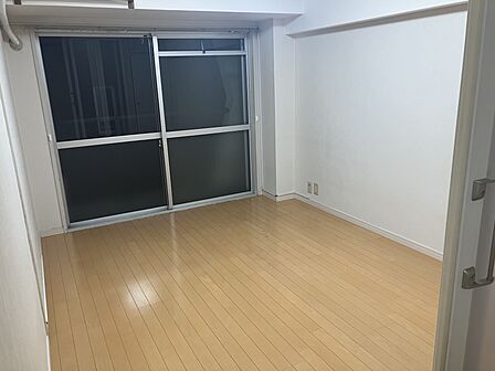 洋室1　出入り口は引き違いの引戸です