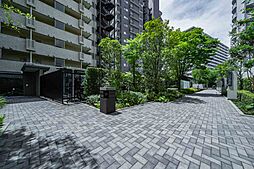 シーズンプロムナードという敷地北側から出入りできる通路。緑豊かです。