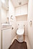 トイレ：上部に吊り戸棚があるので、トイレットペーパーのストックや掃除用品を収納できます。