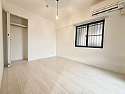 西側と北側の二面採光の洋室1。室内に柱がなく家具の配置に便利です。