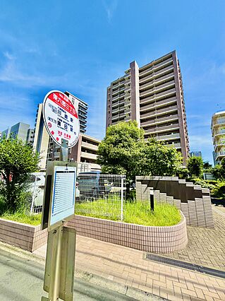 マンション前に...
