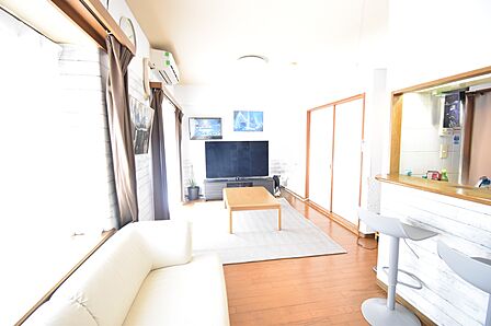 横に広く家具配置のしやすいリビング