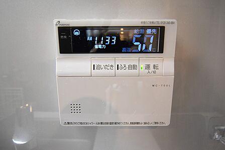 給湯パネル。キッチンから追い焚き指示が可能。