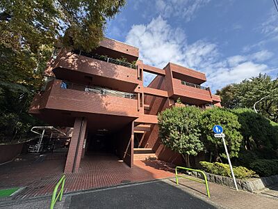 外観:自然と調和する、重厚感と安心感を兼ね備えた低層マンション 外観:自然と調和する、重厚感と安心感を兼ね備えた低層マンション