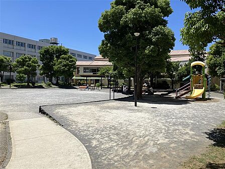 萩中くすのき公園(徒歩1分 約30m)が隣地にあり、穏やかな住環境