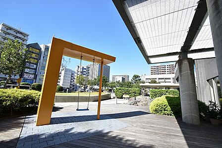 子供たちの集まる遊びの庭