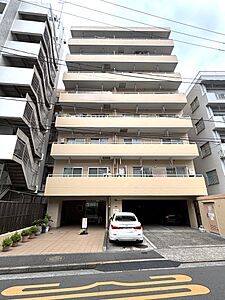 外観:ベージュ系の落ち着いた建物外観が街並みに調和 外観:ベージュ系の落ち着いた建物外観が街並みに調和