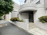 前面歩道も整備され通行にもゆとりがあります