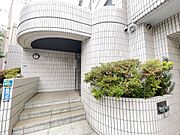 植栽も設置され、管理の行き届いたエントランス