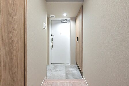 足元から天井近くまでの広いスペースでゆったりと利用できるトール型下足入れ採用
