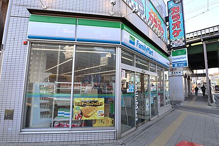 ファミリーマート黄金町駅前 徒歩4分(約270m)