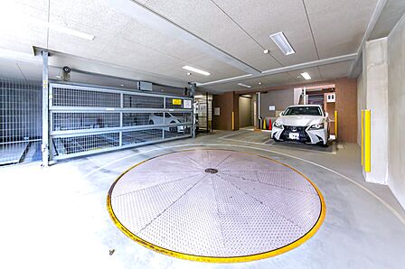 敷地内駐車場（月額12050円～14550円　空き状況はお問合せください）