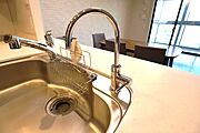 キッチンにビルトイン型浄水器が設置されております