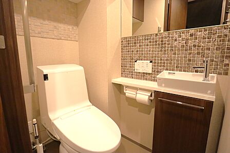 エコカラットと鏡を取り付けた、温水洗浄便座機能付きトイレ