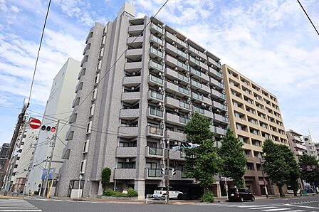 マンション外観 リバーサイドに隣接するライオンズマンション吉野町リバーサイド