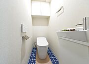 吊戸棚付きのトイレ。独立手洗い器を設けており、清潔に保つことができます。