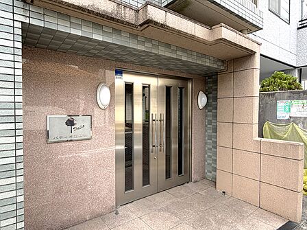 不審者や勧誘員などが建物内に立ち入るのを防いでくれるオートロック付き。