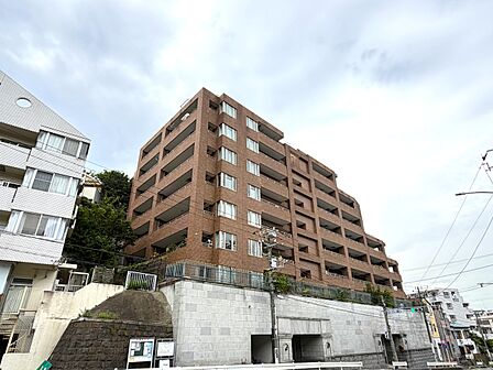 逆梁アウトフレーム工法により重厚な堂々たる現地外観