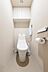 トイレ：吊り戸棚を設けたトイレです。温水洗浄便座付きなので、快適にご使用いただけます。