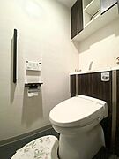 吊り戸棚を設けたトイレです。温水洗浄便座付きなので、快適にご使用いただけます。