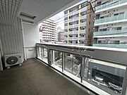 最大奥行き約2mの南西向きバルコニー（眺望は永続的に保証するものではありません）