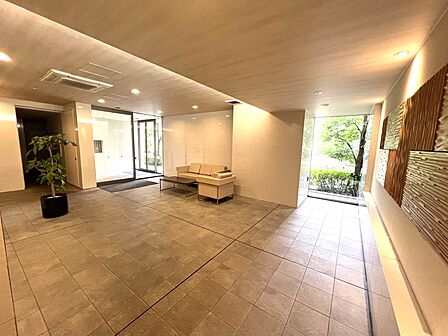 上質な設えに落ち着いた照明のエントランスホール