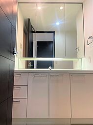 三面鏡裏収納を備えた洗面化粧台