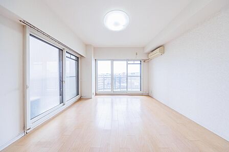 南東側洋室　2面採光（南東）につき日当たり良好です