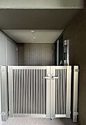 玄関門扉の内側に専用ポーチがあります