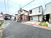 前面道路は約6．0ｍ　駐停車のしやすい幅員です