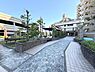 その他：ベンチや植栽のあるプロムナード。