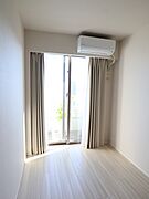 約6.0帖の洋室にはクロゼットがございます