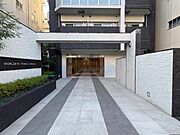 エントランスアプローチとエントランスの様子です。
