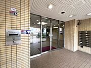 来訪者を確認できるTVモニター付きインターホンのオートロックです。