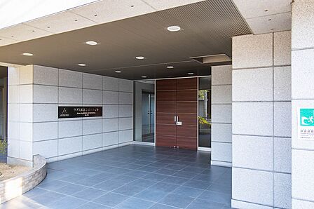 不審者や勧誘員などが建物内へ立ち入るのを防いでくれるオートロック付きです。