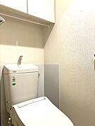 吊戸棚があり、収納スペースもあるトイレです。