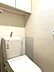 トイレ：吊戸棚があり、収納スペースもあるトイレです。