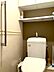 トイレ：吊戸棚があり収納スペースがあるトイレです。