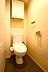 トイレ：吊戸棚があるトイレです。