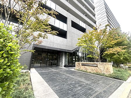 植栽に囲まれたエントランスアプローチ
