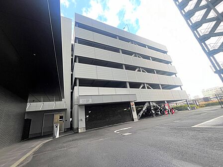 自走式駐車場/全戸分設置、入口には電動シャッターゲート付き