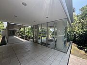 カーエントランスで雨の日も濡れずに送迎車を待つことができます。