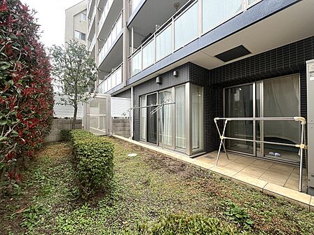 10.32平米のテラスと18.20平米の専用庭があり開放感のある環境