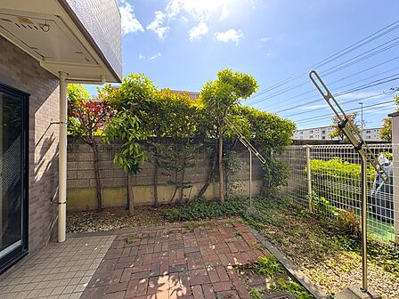 心地よい陽差しが入るテラス付き専用庭