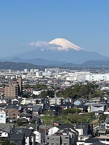 西側バルコニーから西方向の富士山を望む眺望