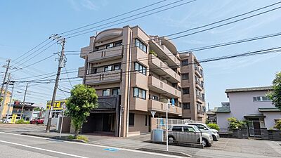 外観:洗練されたタイル貼りの外観。落ち着いた街並みに調和し、住まう誇りを感じさせる佇まいです。 外観:洗練されたタイル貼りの外観。落ち着いた街並みに調和し、住まう誇りを感じさせる佇まいです。