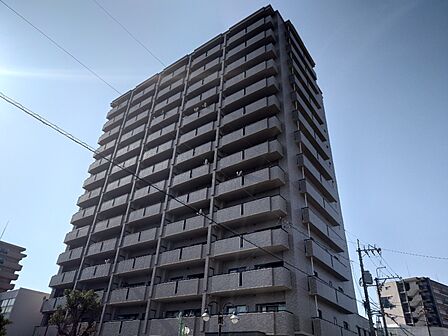 バルコニー側の建物外観
